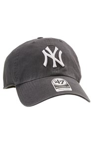 Gorra de béisbol gris hecha de algodón con visera curva, que presenta un logo NY bordado en blanco en la parte frontal y una correa ajustable.