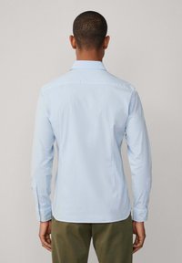 Lichtblauwe button-up shirt met lange mouwen en een puntige kraag, met een gladde textuur en een rechte zoom aan de achterkant.