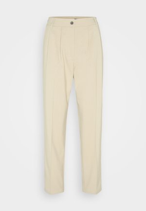 Pantalons taillés beiges à taille haute avec plis avant, fermeture à bouton et passants de ceinture, présentés sur un fond blanc.