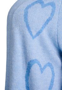 Svetlo modrý pletený sveter so zásadnými, ručne kreslenými srdcovými vzormi v tmavšej modrej farbe. Mäkká textúra s viditeľnými detailmi pletenia.
