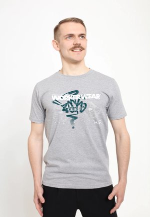 Šedé bavlněné tričko s kulatým výstřihem, krátkými rukávy a grafickým potiskem v bílé a azurové barvě, zobrazující text "WORKERWEAR" a abstraktní design.