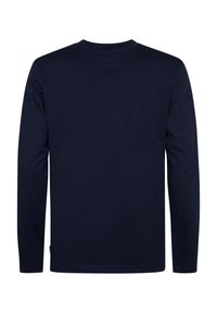 Camisa de manga larga azul marino, cuello redondo, textura suave, color sólido, espalda lisa sin patrones ni elementos visibles, diseño casual.