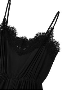 Svart camisole med blondedetaljer ved utringningen, tynne stropper og mykt stoff med folder. Detaljer inkluderer en rynket midje.