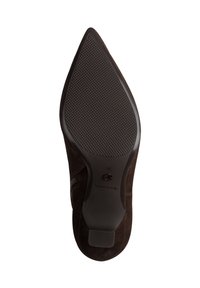 Brown suede kengät, joissa on kärkipainotteinen pohja; kuvioitu kumipohja pitoon; tasainen kanta ja kohokuvioitu brändilogo.