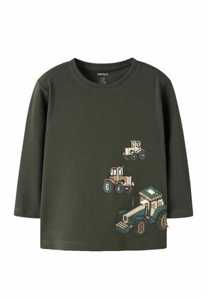 Chemise à manches longues vert foncé avec trois motifs de tracteurs pixellisés en beige et vert sur le bas à droite.