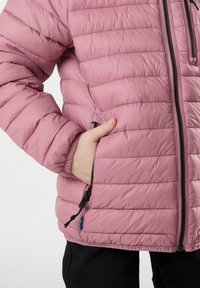 Giacca isolante rosa chiaro con texture trapuntata, dotata di chiusura zip frontale, tasca laterale e cordoncino regolabile all'orlo.