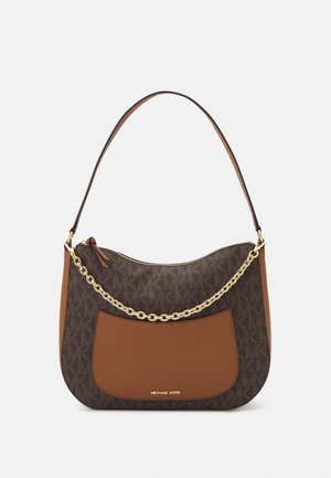 Sac à main en cuir marron avec tissu à motifs et accents en chaîne dorée. Présente une forme arrondie et une poche avant. Logo de la marque affiché.