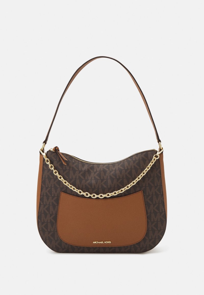 Sac à main en cuir marron avec tissu à motifs et accents en chaîne dorée. Présente une forme arrondie et une poche avant. Logo de la marque affiché.