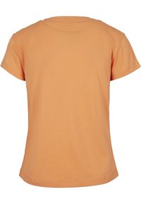 T-shirt à manches courtes de couleur pêche, fabriqué en coton doux. Présente un col rond et une coupe décontractée. Sans motifs ni éléments matériels visibles.