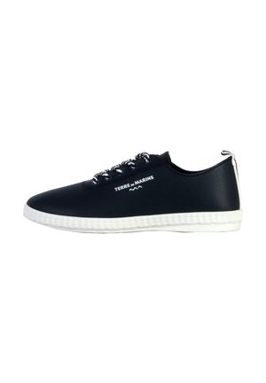 Czarne syntetyczne sneakersy z białą gumową podeszwą, posiadające ciemne sznurówki w paski oraz logo marki "TERRE DE MARINS" z boku.