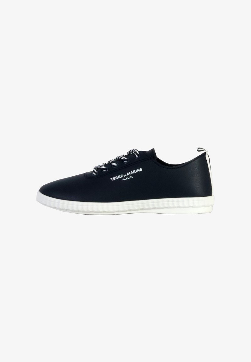 Baskets synthétiques noires avec semelle en caoutchouc blanche, dotées de lacets noirs à motif rayé et du logo de la marque "TERRE DE MARINS" sur le côté.