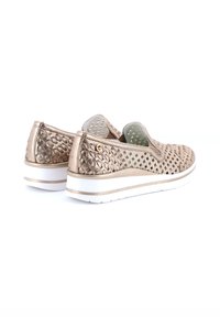 Scarpe slip-on dorate chiare con design perforato, suola bianca e sottili accenti metallici. Interno imbottito per il comfort.