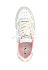 Sneaker bianco con accenti grigi, tomaia perforata, punta rotonda e lacci color crema. La fodera interna presenta un colore rosa; il logo è visibile sulla soletta.