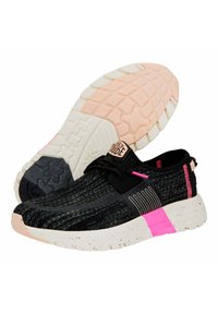 Scarpe sportive nere con una tomaia in knit testurizzato, dettagli rosa e una suola bianca maculata, presentano un design con stringhe e un logo sulla linguetta.