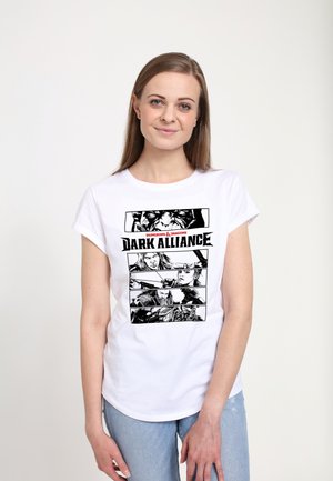 Biały t-shirt z krótkim rękawem, z czarnym graficznym wzorem w stylu komiksowym, przedstawiającym postacie i napis "Dungeons & Dragons DARK ALLIANCE."