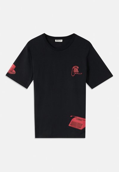 Schwarzes Baumwoll-T-Shirt mit roten Grafiken eines Telefons und einer Schreibmaschine auf dem linken Ärmel und der unteren rechten Seite.