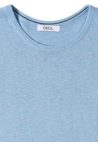 Helleblaue Strickjacke aus gestricktem Material mit Rundhalsausschnitt, gerippten Rändern und einem Markenetikett mit der Aufschrift "CECIL."