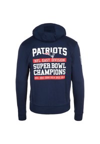 Námořnická mikina s kapucí, na které je v bílé a červené barvě nápis "PATRIOTS" a "SUPER BOWL CHAMPIONS", s kapucí na šňůrku a žebrovanými manžetami a lemem.