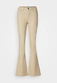 Jeans de mujer de tiro alto de campana en color beige con botón frontal, cremallera y diseño de cinco bolsillos, sobre fondo blanco.