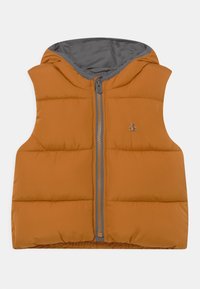 Kamizelka puchowa z kapturem, pomarańczowa powłoka zewn�ętrzna, szara podszewka, zamek błyskawiczny z przodu, pikowany wzór oraz mały akcent logo w pobliżu dekoltu.