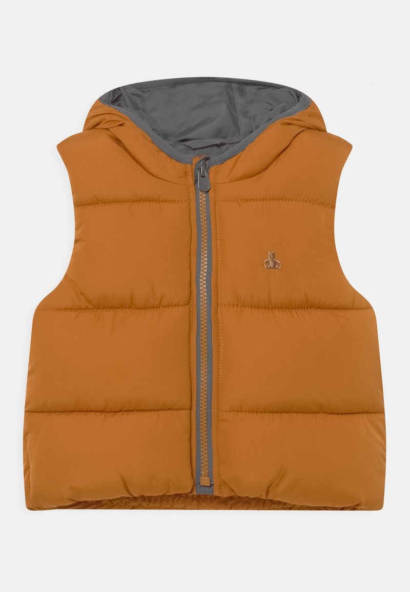 Vesta s kapucí, oranžová vnější vrstva, šedá podšívka, přední zip, prošívaný design a malý logový akcent u výstřihu.