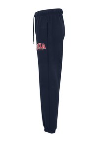 Donkerblauwe fleece trainingsbroek met elastische tailleband en verstelbaar trekkoord. Bevat een rood FILA-logo op de linker dij. Tapere ontwerp van de broekspijpen.