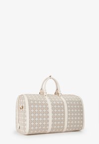 Borsa a duffle in tessuto bianco con accessori dorati, caratterizzata da un motivo geometrico e forma strutturata. Accenti in morbida pelle e manici doppi.