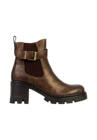 Bottine en cuir marron avec panneaux latéraux élastiques, boucle décorative, talon épais et semelle texturée. Présente une finition lisse et un design moderne.