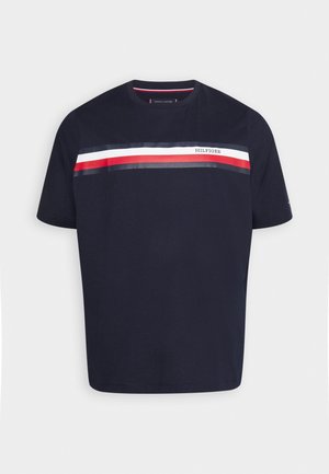 Camiseta azul marino de manga corta con rayas horizontales rojas, blancas y negras en el pecho y texto "Hilfiger" en el lado derecho.