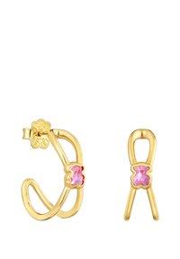 Orecchini color oro con design ad anello e accenti di gemme rosa a forma di fiore. Un orecchino ha una cerniera, l'altro è a bottone.