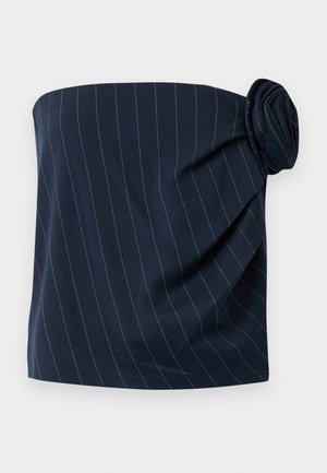 Marineblå udenærmet top med lodrette hvide striber og en stofrose-detalje på den ene side.