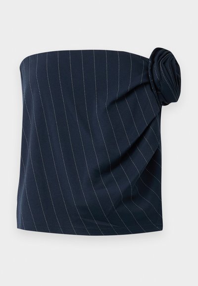 Marineblauwe strapless top met verticale witte streepjes en een stoffen rozendetail aan één kant.