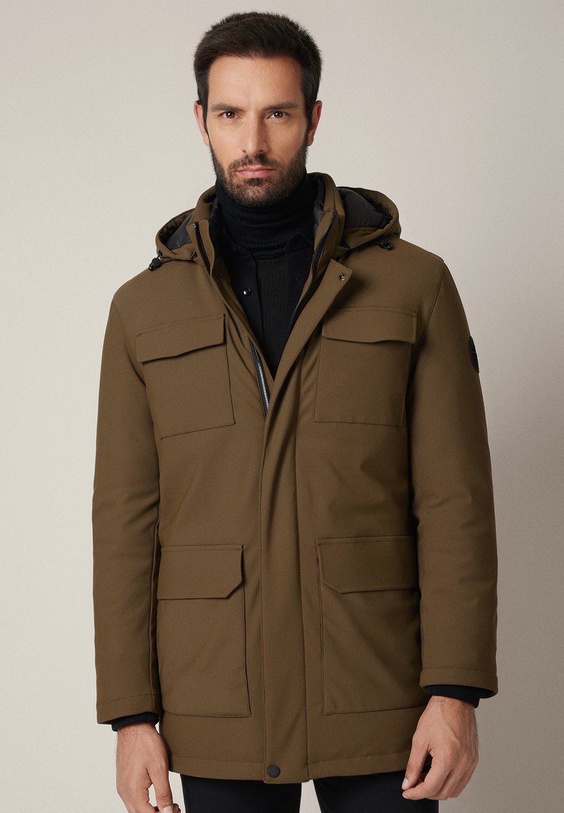 Brązowa ocieplana parka z kapturem, czterema kieszeniami z przodu i zapięciem na zamek. Wykonana z gładkiego materiału o matowym wykończeniu.