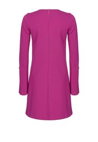 Fuchsia klänning med långa ärmar, rundad halsringning och dragkedja bak. Slät textur med rak passform och lätt utsvängning i fållen.