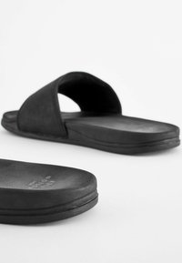 Next MOTION FLEX - Badslippers - black