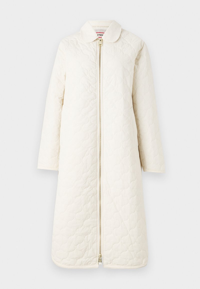 Gepolsterter, knielanger Mantel in Off-White. Er verfügt über einen Kragen und einen Reißverschluss auf der Vorderseite. Glatte Textur mit einem dezenten Muster.