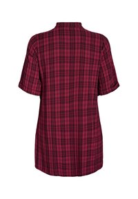 Korte mouwen, gekraagde shirt in een donkerrode en zwarte ruitpatroon, met een relaxte pasvorm en opgerolde mouwen. Achteraan is een rechte zoom zichtbaar.