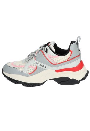 Sneaker gris avec des panneaux en maille et des accents rouge vif. Design arrondi, semelle texturée et système de laçage distinctif. Nom de la marque visible.