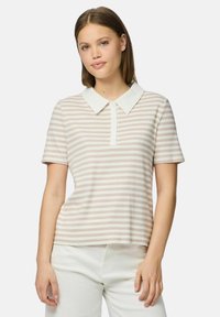 Svītraināts polo krekls ar īsām piedurknēm, gaiši rozā un baltā krāsā, ar apkakli un pogu detaļu, izgatavots no mīksta, teksturēta auduma.