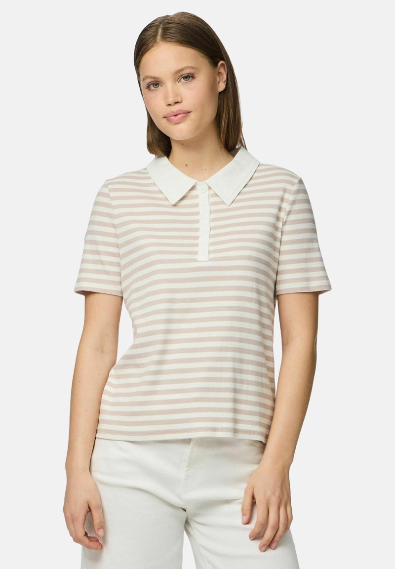 Svītraināts polo krekls ar īsām piedurknēm, gaiši rozā un baltā krāsā, ar apkakli un pogu detaļu, izgatavots no mīksta, teksturēta auduma.