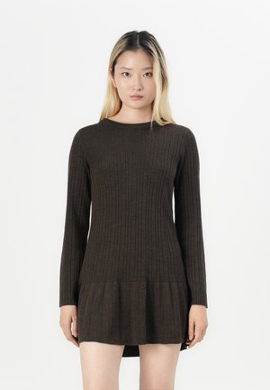 Robe en tricot côtelé marron avec des manches longues, un col rond et un ourlet évasé. Textile doux avec des lignes verticales et une silhouette ajustée.