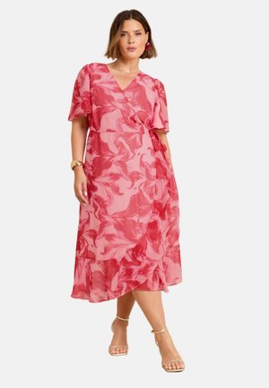 Robe portefeuille floral rose avec des manches courtes volantées, en tissu transparent et ourlet en couches. Comprend une taille à nouer et une coupe fluide.