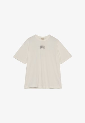 Offwhite T-Shirt mit kurzen Ärmeln, mittig auf der Brust ein kleiner schwarzer Text und Grafik mit der Aufschrift "HALO OFF DUTY GEAR".