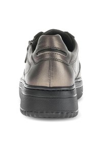 Metalen bronzen leren sneaker gezien vanaf de achterkant met een zwarte dikke gestructureerde zool en stiksels.