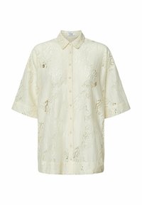 Cremefarvet skjorte lavet af blonder, med knaplukning, korte ærmer og en afslappet pasform med intrikate blomster mønstre.