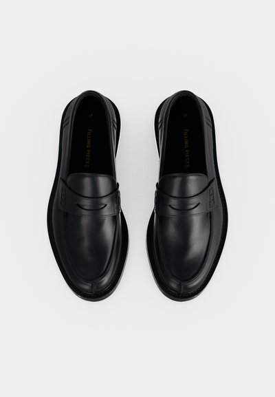 Paire de mocassins penny noirs en cuir avec bouts arrondis et bride décorative sur le dessus, vue de dessus sur fond blanc.