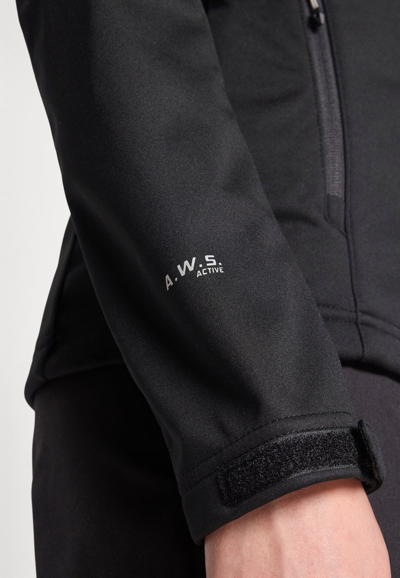 Chaqueta activa negra con un diseño elegante, que cuenta con un cierre de puño de velcro y el logo "A.W.S. ACTIVE" en la manga. Textura suave.
