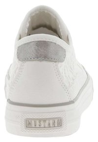 Sneaker bianco con tomaia in materiale sintetico testurizzato, accentuazione argentata sul tallone, cuciture sottili e suola in gomma. Marchio sul tallone.