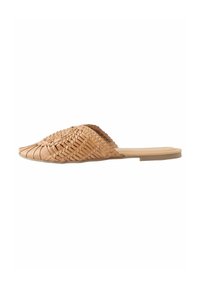Sandale à enfiler en cuir tissé de couleur brun naturel, avec une tige texturée et une semelle plate, présentant un design ouvert à l'avant et sans quincaillerie visible.
