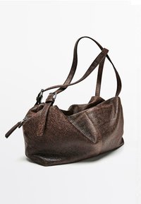 Brun lædertaske med en tekstureret finish, udstyret med justerbare remme og en lynlåsåbning, designet med en slap form.